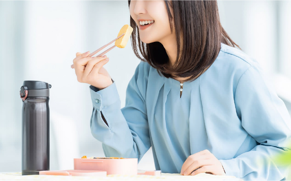 昼休みに食事をしてリフレッシュするスタッフの様子