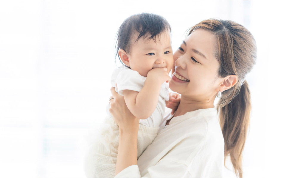 赤ちゃんを抱っこするスタッフの様子